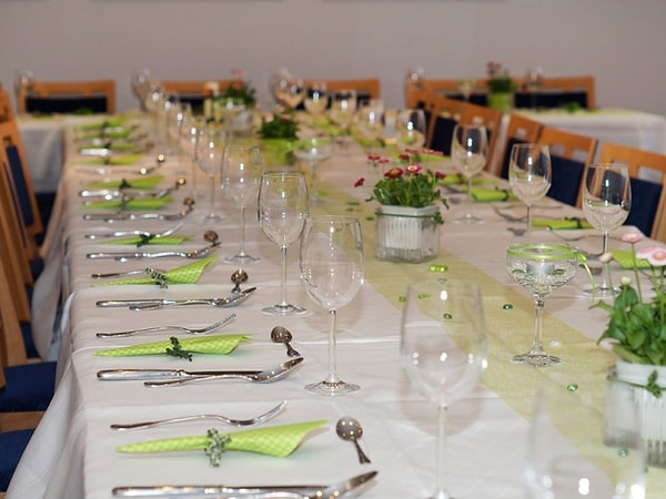 3. Где вы обычно сидите за обеденным столом в гостях?