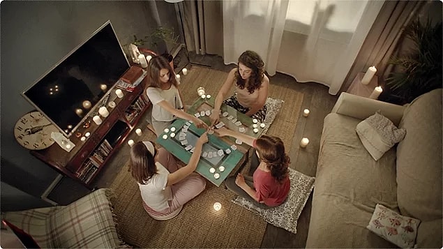 Arkadaşlarına gittin ve cin çağırıyorsunuz. 'Cin geldiysen fincanı oynat!' dediniz ve fincan oynadı. Ne yapacaksın?