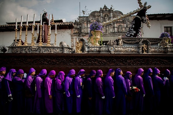 26. Фото сделано во время гватемальского обычая в период главного католического праздника – Страстной седмицы. Эти мужчины одеваются в пурпур, чтобы отпраздновать смерть и воскресение Христа