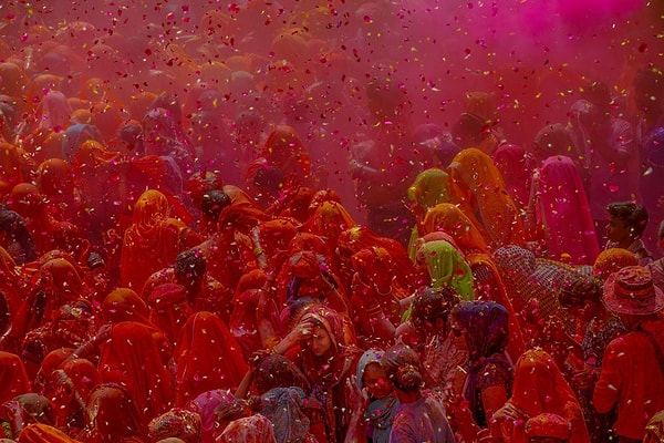 40. Фестиваль Холи в Индии, на котором используются краски и цветы