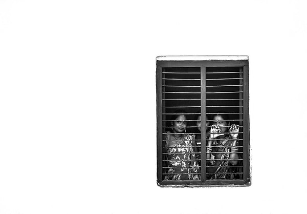 54. Трое женщин смотрят на людей через окна утром