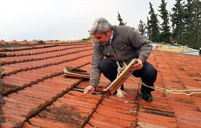 Müdürü Olduğu Okulun Çatısını Hizmetlilerle Birlikte Onardı: 'Devlete Yük Olmak İstemedim'