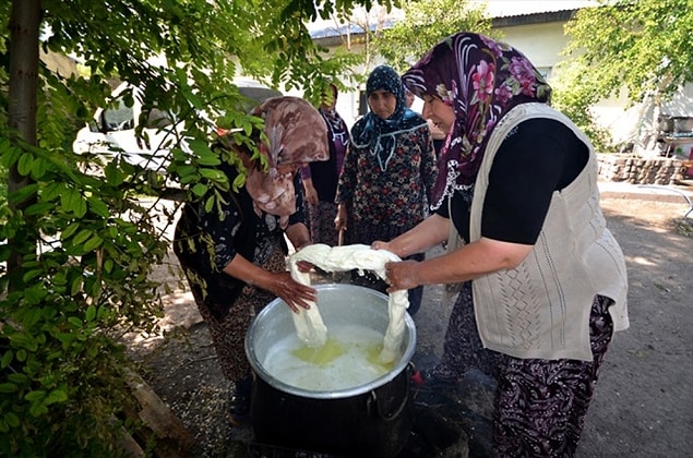 Bunlar da köyde peynir yapan teyzelerimiz, ninelerimiz... Her iki grup da işinin başında çalışıyor ve üretiyor, buraya kadar tamam.