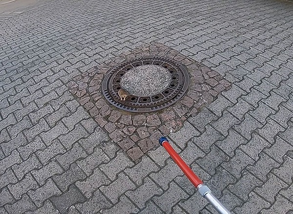 3. Однако вскоре выяснилось, что спасателям не справиться без специальных инструментов, и поэтому пришлось вызывать на подмогу... Кого бы вы думали? Пожарных! 😁