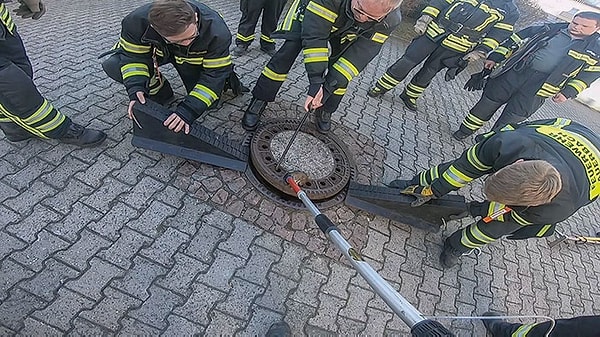 4. Наверное, вы возмущенно спросите: Зачем тратить время на этих вредителей и разносчиков заразы?! Но немецкая пожарная бригада, видно, не согласилась бы с вами :)