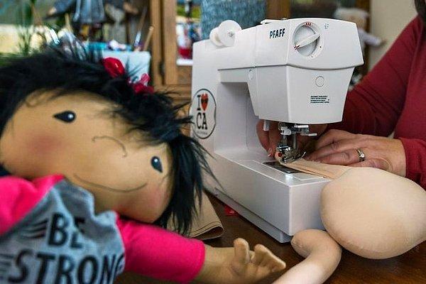 Pediatrik Onkoloji ünitesinde yıllarca sosyal asistan olarak çalışmış olan Amy'nin aklına çocuklar için temsili oyuncaklar üretme fikri geldi.