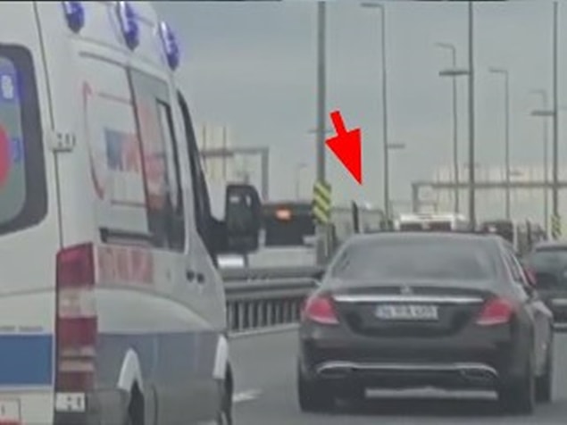 Tepe lambaları yanan özel ambulans hangi şeride geçerse o da direksiyonu o şeride kırıyor.
