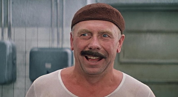 5. В каком фильме у этого персонажа отклеились усы?