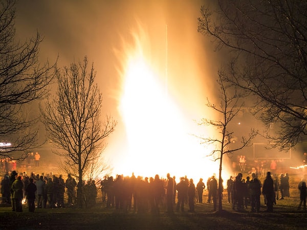 Вас сожгли на костре, обвинив в том, что вы ведьма!