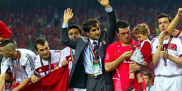 2002 FIFA Dünya Kupası'nda dünya 3.'sü olarak Türkiye'ye tarihindeki en büyük başarıyı yaşatan Şenol Güneş,
