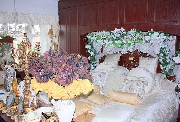 38. Оформители этой спальни черпали вдохновение у мастера минимализма Филиппа Киркорова :)