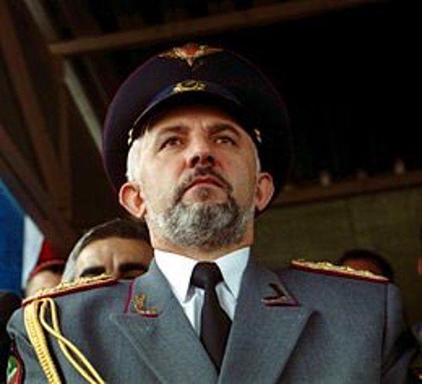8. Aslan Mashadov, tıpkı Dudayev gibi Kızılordu’dan emekli bir albaydı. 1991 yılında genelkurmay başkanlığı yardımcılığına getirilen Mashadov çok kısa sürede yükselmiş ve düzenli Çeçen birliklerinin komutanı olmuştu.
