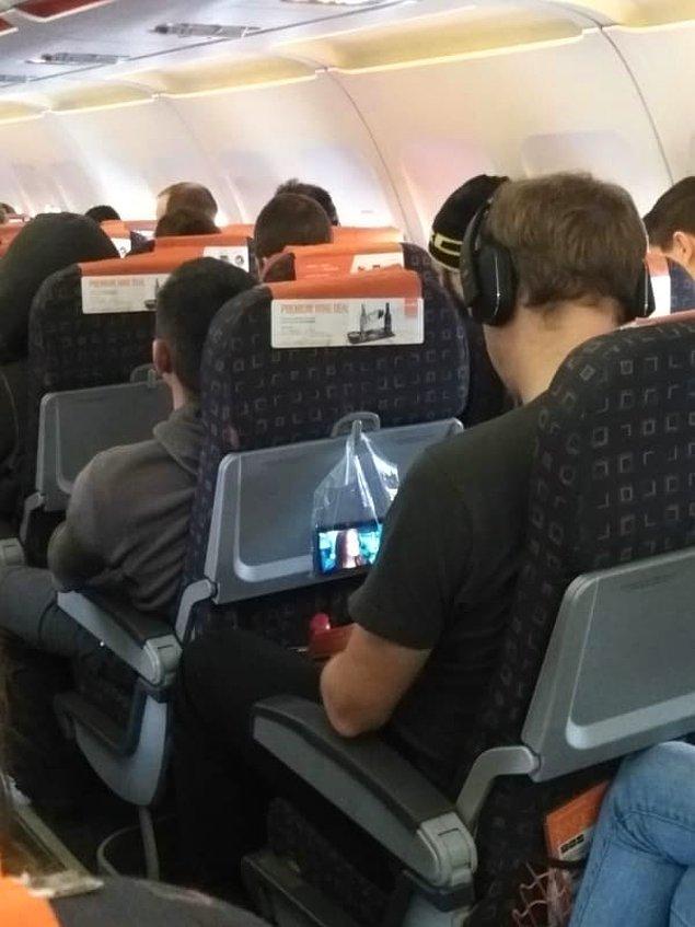 4. Ya da, uçak koltuklarında bulunan kısma plastik bir poşette telefonunuzu asarak da işinizi kolaylaştırabilirsiniz.
