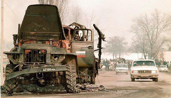 21. Ruslar, İkinci Dünya Savaşı'nda dahi karşılaşmadıkları bu yenilgiyle tugay seviyesinde bir askeri birliği tamamen kaybettiler Grozni’de. 1 Ocak 1995, Rus ulusu için kapkara bir tarihti.