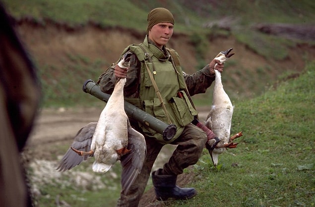 25. Bir süre sonra içinden çıkılmaz bir hal alan bu durum Rusları ‘kontraktigi’ denilen paralı askerlere yöneltti. Tamamı ağır ceza hükümlüsü binlerce mahkum, 1995 yılında çıkarılan bir şartlı salıverme yasasıyla Çeçenistan’a gönderildi.