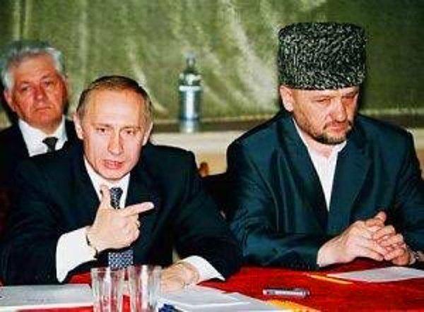 44. Bu plan, Mashadov’a isyan eden Kadirov’u yanına almaktır. Kadirov, çok kısa süre öncesine kadar savaştığı Rusların safına geçmekte hiçbir beis görmez. Beş yıl önce “Her Çeçen kişi başı 150 Rus öldürsün” fetvasını da kendisi vermemiştir adeta.