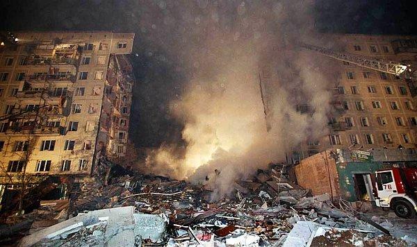 45. Mashadov, ülkeyi uçuruma götürdüğünü fark eden Kadirov’a karşı dirense de 4-16 Eylül 1999 tarihleri arasında tüm ülkenin kaderini değiştiren patlamalar yaşanır Moskova’da. Bu patlamalarda toplam 293 kişi yaşamını yitirir.