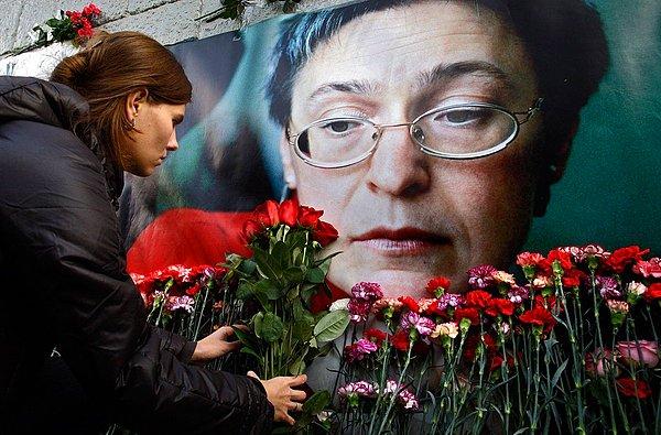 48. Politskavaya, daha sonra yaptığı haberlerde Moskova patlamalarının Rusya’nın 11 Eylül’ü olduğunu söyledi. Putin yönetiminin Çeçenistan’daki kirli ilişkilerini ve insan hakları ihlallerini uzun süre haber yapan Anna Politskovaya 2006 yılında apartmanının asansöründe ölü bulundu.