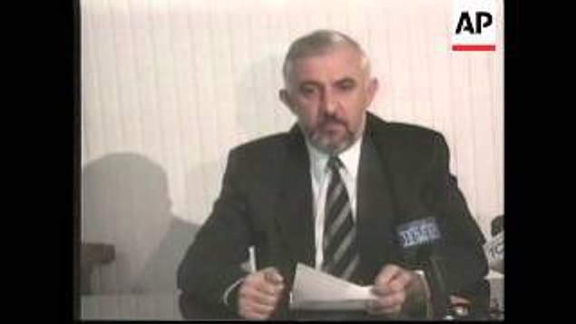 49. Bütün bunlar üzerine terörist yaftası yapıştırılan Mashadov’u temize çıkarmaya yetmedi. Rus ordusu 1999 yılında Çeçenistan’a ikinci kez savaş ilan ettiğinde kravatını çıkarıp yeniden kamuflajını giydi Mashadov. Ancak bu kez işleri Birinci Çeçen Savaşı'ndan çok daha zordu.