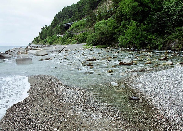 2. Самая короткая река в мире имеет длину...