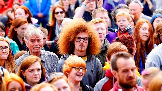 Dünya nüfusunun toplam %2'sine denk gelen doğal kızıl saçlılar yoğun olarak İrlanda ve İskoçya'da bulunuyor.