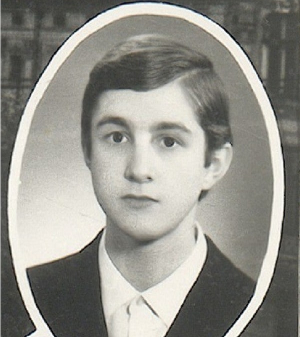 12. И, наконец, на этом фото из выпускного альбома изображен...