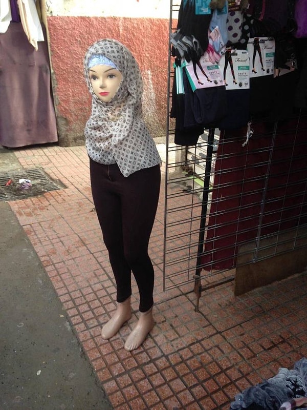 12. Именно так и выглядит среднестатистическая мусульманка. Вы что, не знали?