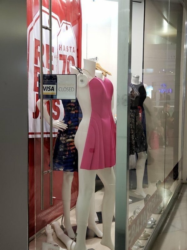 17. У этого манекена прекрасные формы, и он совсем не комплексует