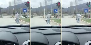 El Arabası Kullanırken Trafik Kurallarına Uyan Adam