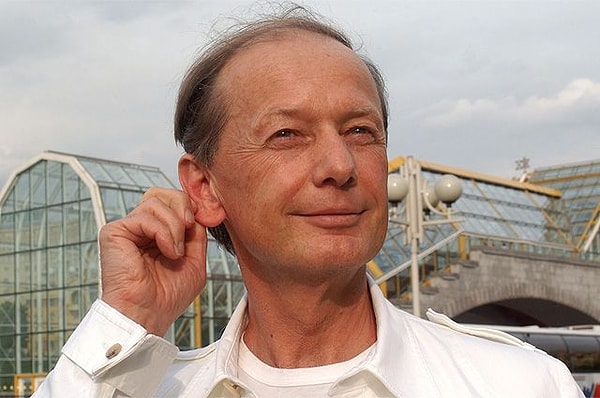 4. В конце 1991 года вместо новогоднего обращения президента жителей страны поздравлял Михаил Задорнов. Он так увлекся, что ради него задержали "куранты".