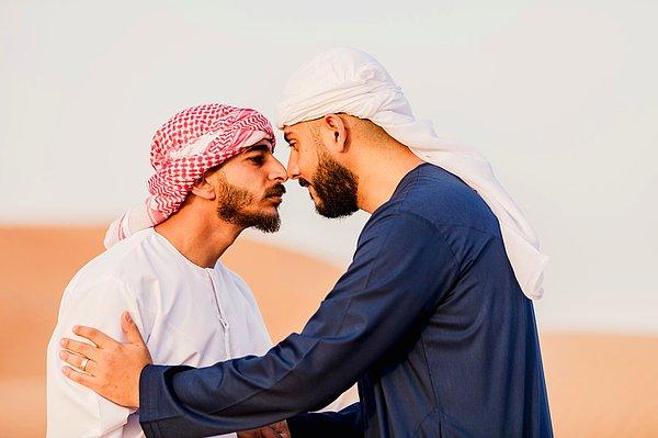 Suudi Arabistan'da erkekler “merhaba” demek için burunlarını sürterler.