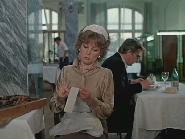 3. Помните фразу из фильма "Вокзал для двоих": "Только передайте там на кухне, что мороженое для Веры, так что пусть его ничем не разбавляют"? А разбавляли ли действительно мороженое в общепите СССР?