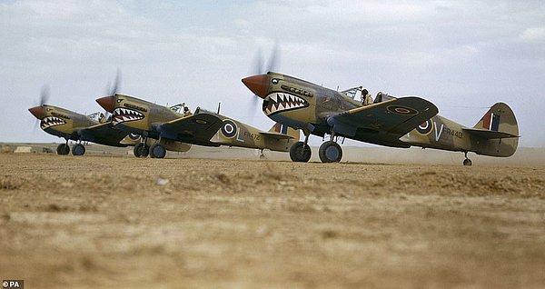Kraliyet Hava Kuvvetleri 112. filodan Kittihawk 3'ler Tunus'da bir çöl üssünden havalanmaya hazırlanıyor, Nisan 1934.