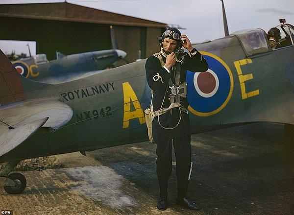 Deniz hava bölüğünden asteğmen Harold Salisbury, Supermarine Seafire Mk Ib NX942 'AC-E' ile uçuşa hazırlanıyor.
