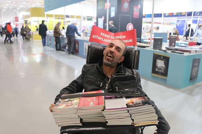 Tekerlekli Sandalyede 17 Kitap Kaleme Aldı: 'Yazmak Olmasaydı Çoktan Ölmüştüm'
