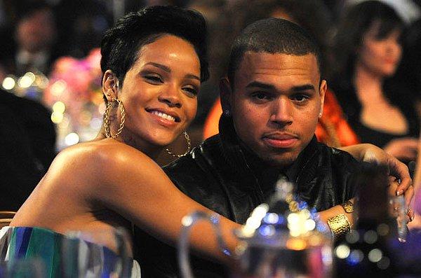 3. Rihanna'nın kendisine şiddet uygulayan eski sevgilisi Chris Brown'ı affetmesi tepki toplamıştı.