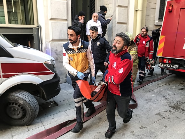 Hastaneye kaldırılan 3 yaralıdan 2'si yapılan tüm müdahaleye rağmen kurtarılamadı.