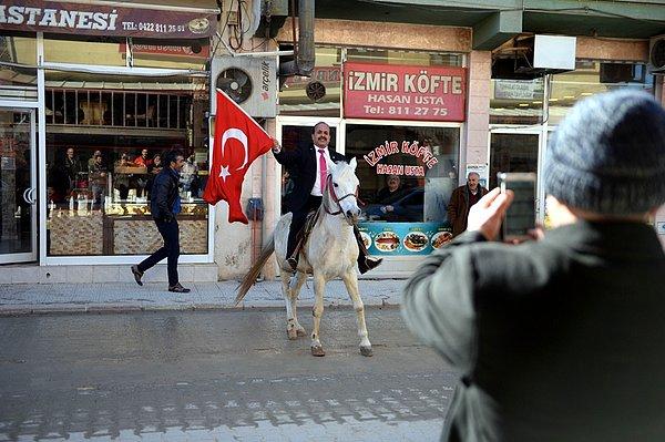Atına binen ve eline aldığı Türk bayrağıyla mahallelerde seçmeni ziyaret eden Yurtsever, kimi zaman at üstünde kimi zaman ise atın yanında yürüyerek vatandaşlara sesleniyor.
