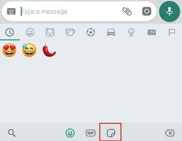 Whatsapp'ı açın ve mesajlaşma bölümünden emojiler seçeneğine tıklayın.
