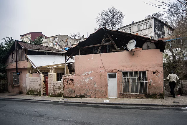 Kim Bu Hayırsever? Hasköy'de Evlerin Kapısına Para Dolu Zarflar Bırakıldı