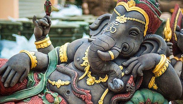 7. Aşağıda yer alan görsel, insan vücutlu ve fil başlı Hindu tanrısı Ganeşa'ya ait. Fil başı bilgeliği, bir elinde tuttuğu lotus nirvanayı, üzerine bindiği fare ise cehaleti ve enaniyeti temsil etmektedir.