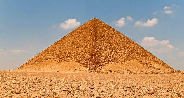 8. Snefru döneminde (MÖ 2613-2589) inşa edilen Kırmızı Piramit, istenilen şekilde tamamlanmış ilk piramit olmasıyla ünlüdür. Daha önceki piramitler, belli teknik sorunlar nedeniyle ya yıkılmış ya da istenildiği gibi bitirilememiştir.