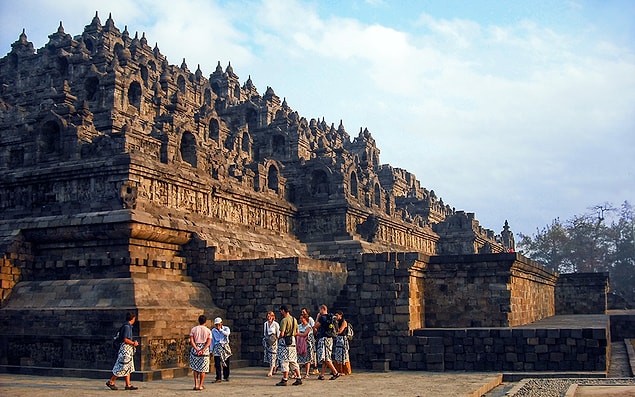 17. Borobodur Tapınağı, dünyanın tek parça halinde inşa edilmiş en büyük Budist tapınağıdır. MS 8. ve 9. yüzyıllar arasında, Shailendra hanedanlığı döneminde inşa edildiği düşünülmektedir.
