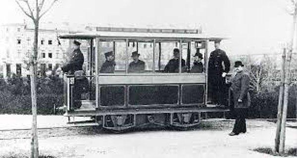 1882: İngiltere'de ilk elektrikli tramvay hizmete girdi.