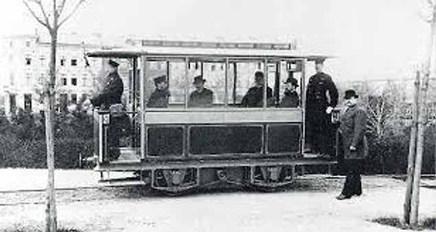 1882: İngiltere'de ilk elektrikli tramvay hizmete girdi.