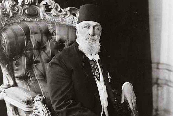1924: Halife Abdülmecit Efendi ve Osmanlı Hanedanı mensupları yurt dışına çıkarıldı.