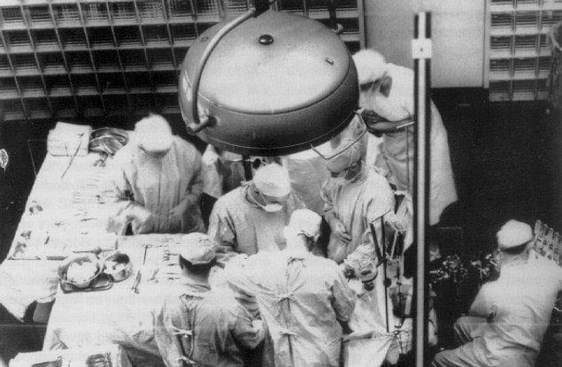 1954: Boston'da ilk başarılı böbrek nakli gerçekleştirildi.