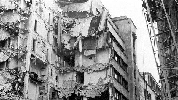1977: Güney ve Doğu Avrupa'da deprem oldu.