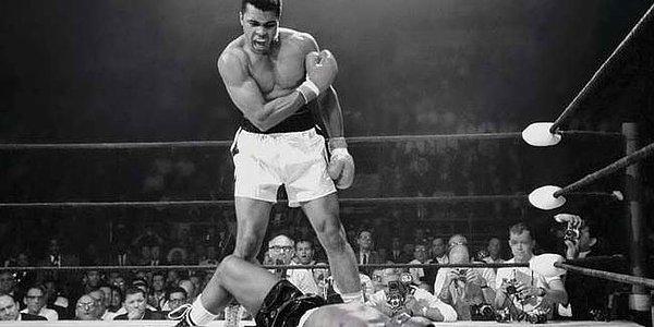 1964: Cassius Clay, resmi olarak Muhammet Ali adını aldı.