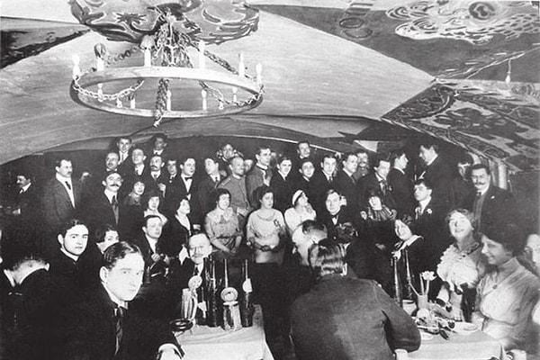 9. Бродячая собака - литературно-художественное кабаре, открывшееся в 1911 году в Петербурге.